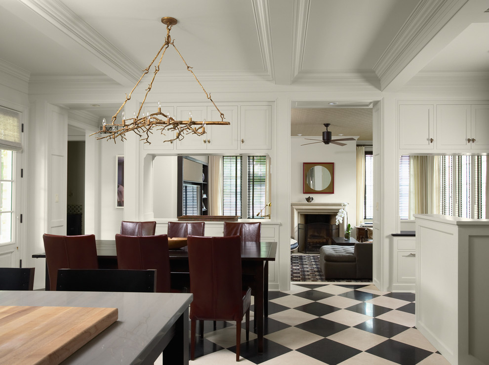 Klassische Wohnküche mit weißer Wandfarbe und Keramikboden in Minneapolis