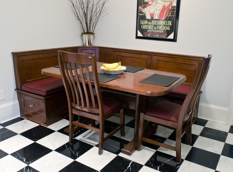 Foto di una sala da pranzo aperta verso la cucina classica di medie dimensioni con pavimento in marmo