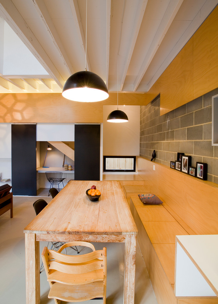 Idées déco pour une petite salle à manger ouverte sur le salon contemporaine avec sol en béton ciré, aucune cheminée et un sol gris.