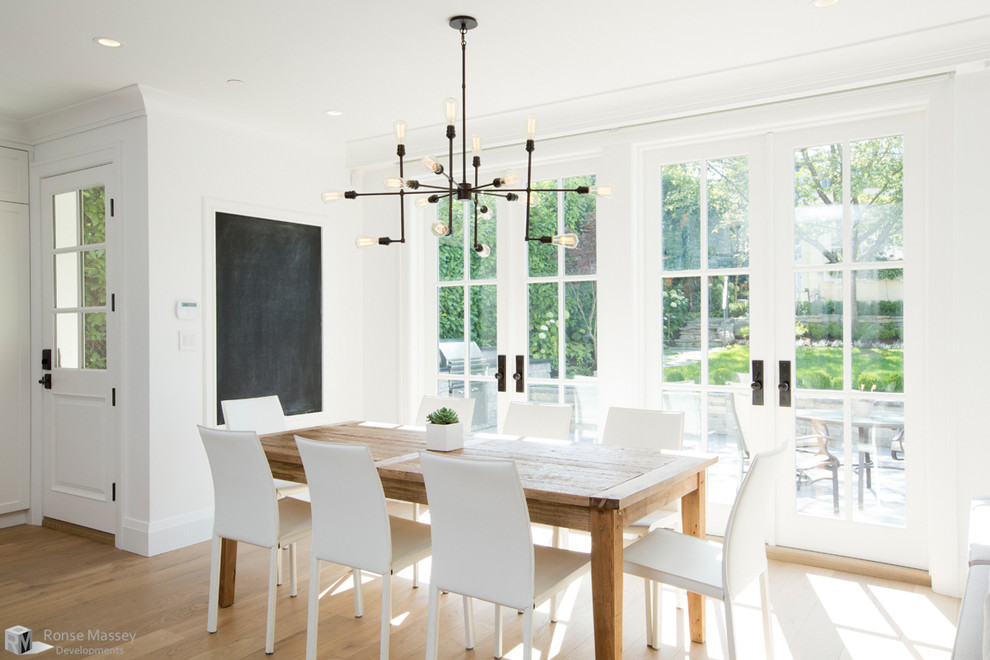 Стильный дизайн: кухня-столовая среднего размера в стиле неоклассика (современная классика) с белыми стенами и светлым паркетным полом без камина - последний тренд