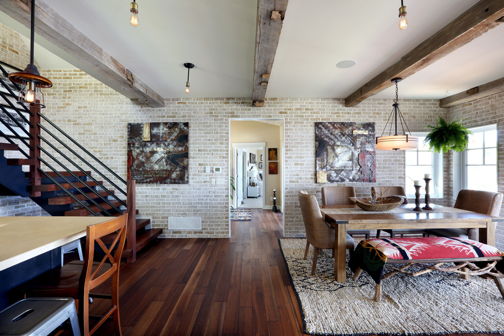 Esempio di una sala da pranzo aperta verso il soggiorno industriale di medie dimensioni con pavimento in legno massello medio