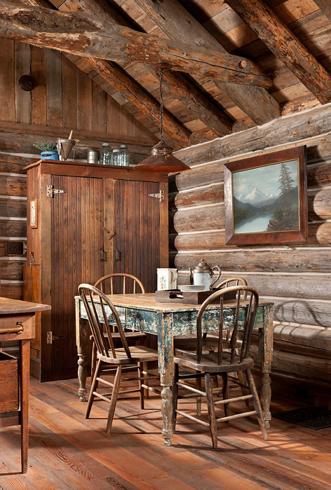 Aménagement d'une petite salle à manger ouverte sur le salon montagne avec un mur marron, un sol en bois brun et aucune cheminée.