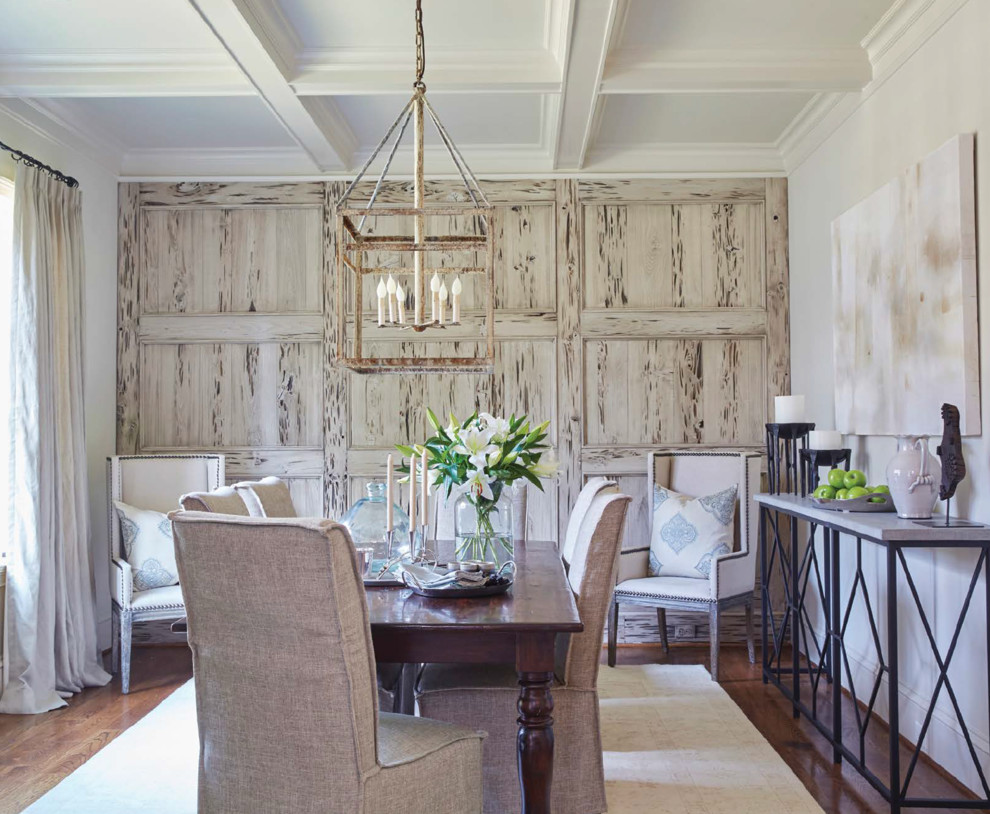 Immagine di una grande sala da pranzo stile marino chiusa con pareti beige, pavimento in legno massello medio, nessun camino e pavimento marrone