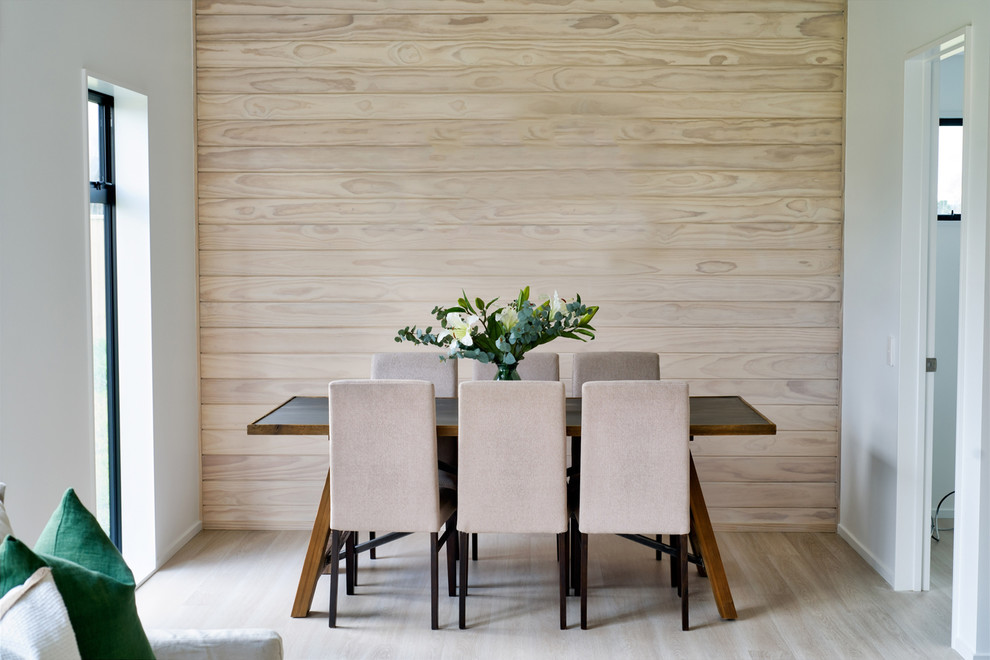 Foto di una sala da pranzo aperta verso la cucina design con pareti beige, pavimento in vinile e pavimento beige