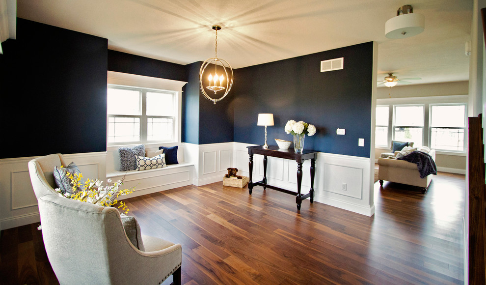 Immagine di una sala da pranzo stile americano di medie dimensioni con pareti blu e pavimento in legno massello medio
