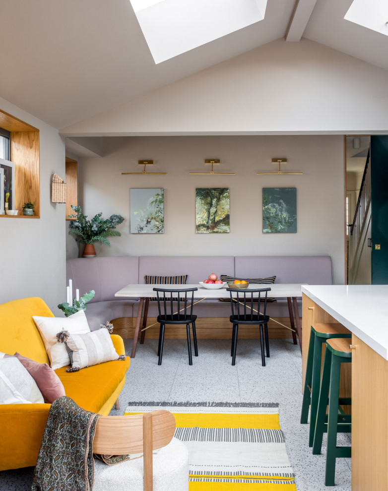 Exemple d'une salle à manger tendance en bois avec un mur beige, sol en béton ciré, un sol multicolore et un plafond voûté.