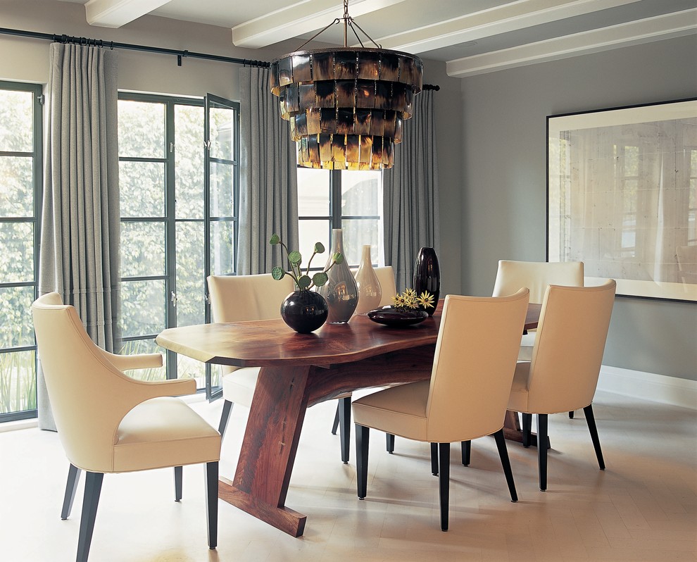Свежая идея для дизайна: столовая в стиле неоклассика (современная классика) с серыми стенами - отличное фото интерьера