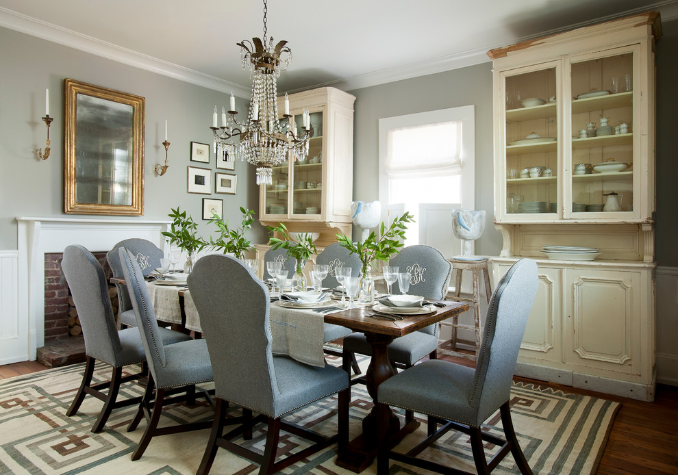 Источник вдохновения для домашнего уюта: столовая в классическом стиле с серыми стенами, стандартным камином и фасадом камина из кирпича