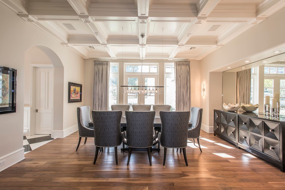 Idée de décoration pour une grande salle à manger tradition fermée avec un mur beige, un sol en bois brun, aucune cheminée et un sol marron.