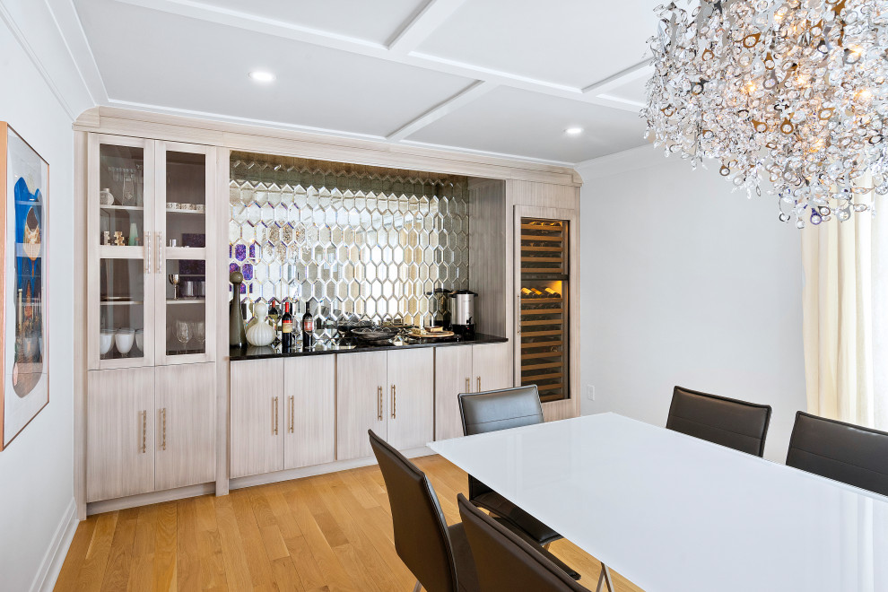 Inspiration pour une grande salle à manger minimaliste fermée avec un mur gris, un sol en bois brun, un sol marron et un plafond à caissons.