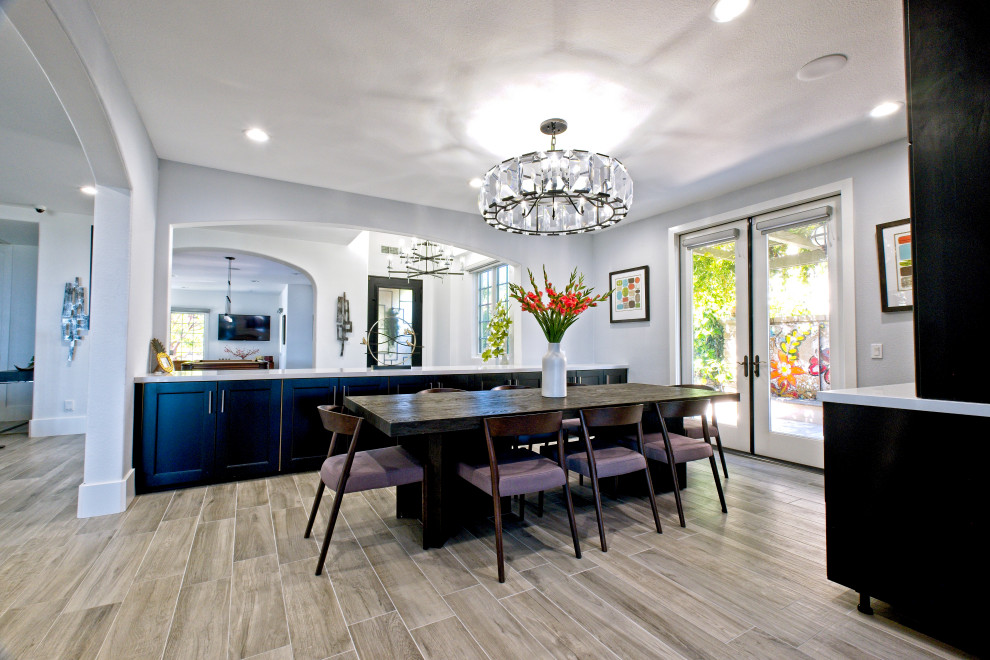 Große Moderne Wohnküche mit weißer Wandfarbe, Porzellan-Bodenfliesen und beigem Boden in Orange County