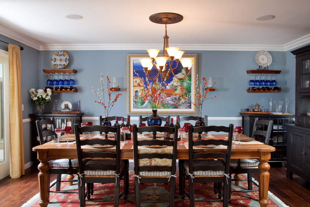 На фото: столовая в стиле рустика с синими стенами и темным паркетным полом с