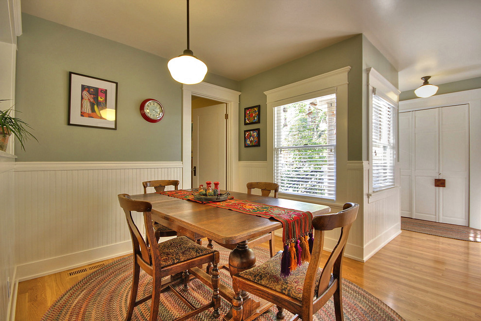 Imagen de comedor de estilo americano de tamaño medio cerrado sin chimenea con paredes verdes y suelo de madera en tonos medios