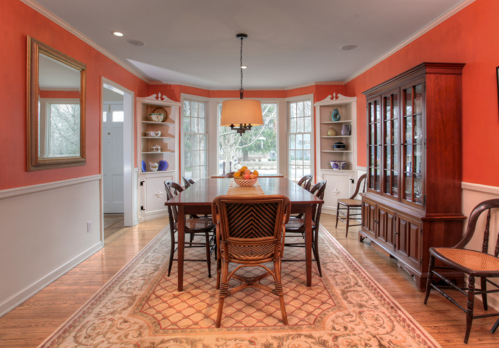 Inspiration för stora klassiska kök med matplatser, med orange väggar och mellanmörkt trägolv