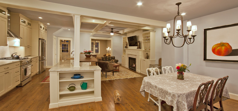 Foto di una sala da pranzo aperta verso il soggiorno classica di medie dimensioni con pareti blu e pavimento in legno massello medio