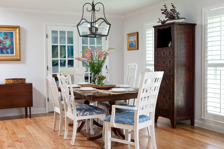 Ejemplo de comedor de estilo de casa de campo con paredes blancas y suelo de madera en tonos medios