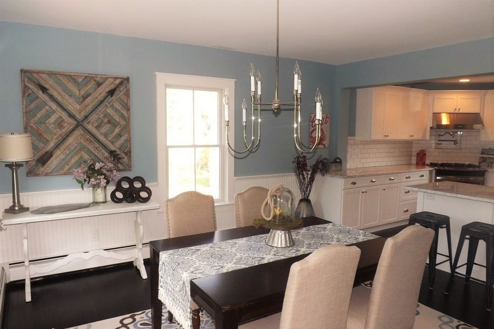 Idée de décoration pour une salle à manger ouverte sur la cuisine marine de taille moyenne avec un mur bleu, parquet foncé et aucune cheminée.