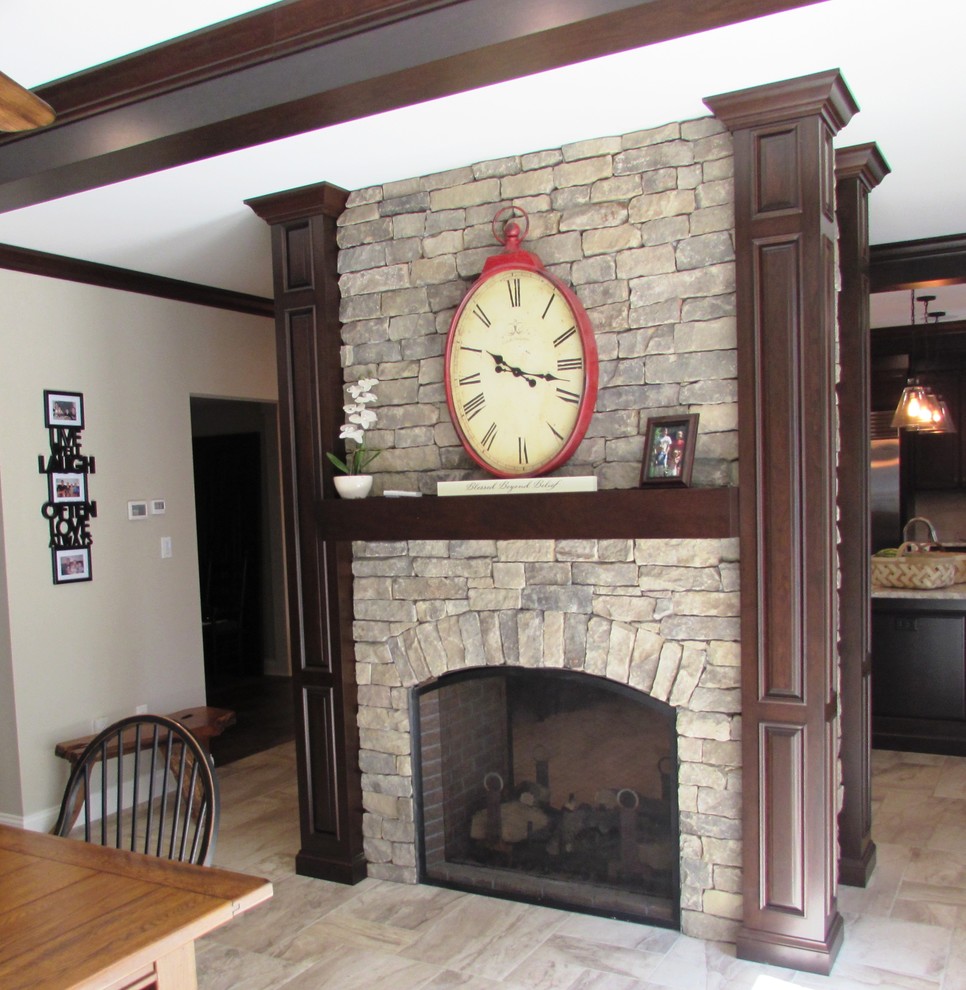 ワシントンD.C.にあるお手頃価格の広いトランジショナルスタイルのおしゃれなダイニングキッチン (ベージュの壁、セラミックタイルの床、両方向型暖炉、石材の暖炉まわり、ベージュの床) の写真