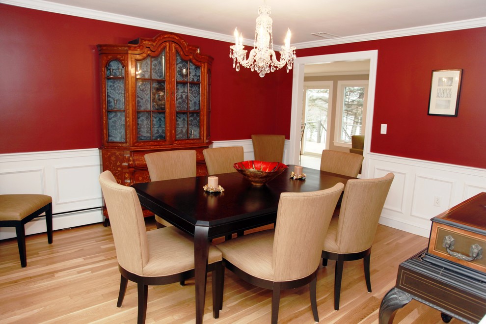 Réalisation d'une salle à manger tradition fermée et de taille moyenne avec un mur rouge, parquet clair et aucune cheminée.