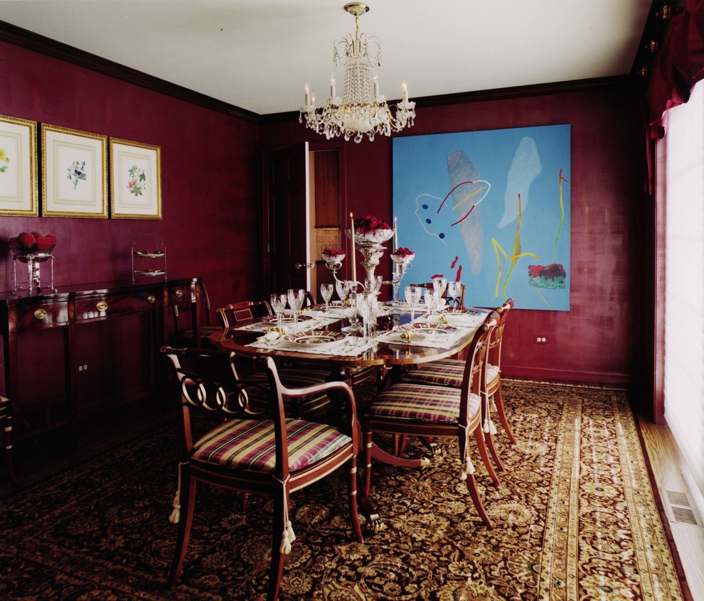 Foto di una sala da pranzo tradizionale chiusa e di medie dimensioni con pareti rosse e pavimento in legno massello medio