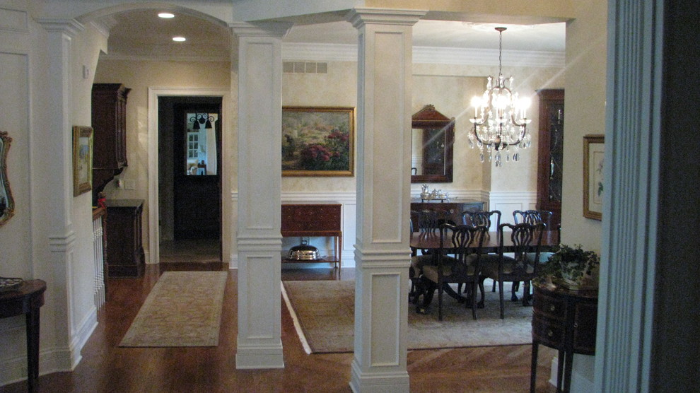 Foto de comedor clásico grande abierto con paredes beige y suelo de madera en tonos medios