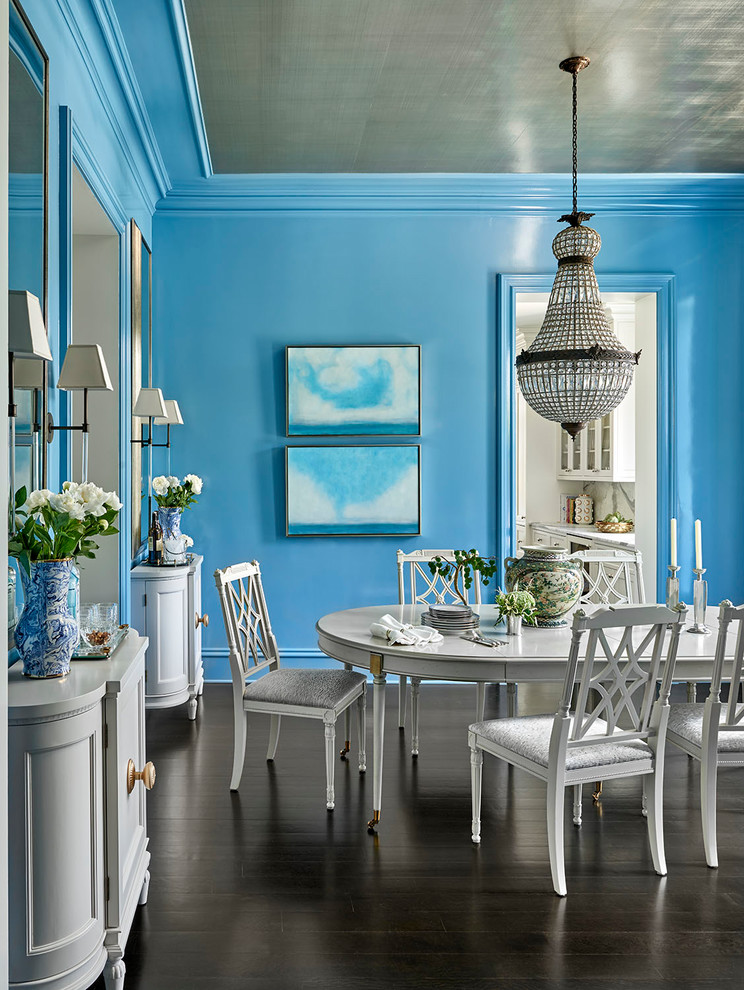 Immagine di una grande sala da pranzo chic chiusa con pareti blu, parquet scuro, nessun camino e pavimento marrone