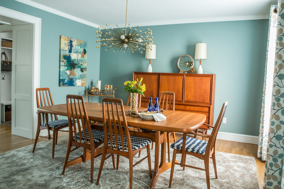 Inspiration för en mellanstor vintage separat matplats, med blå väggar och ljust trägolv