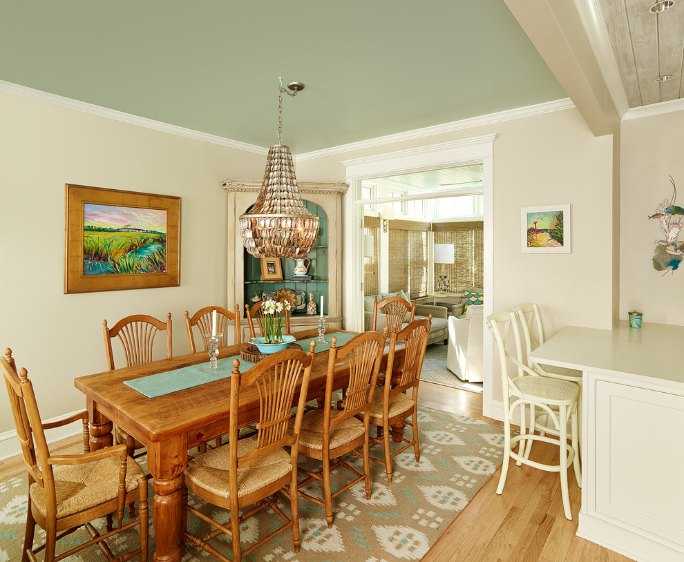 Ispirazione per una sala da pranzo stile marino con pareti beige e parquet chiaro
