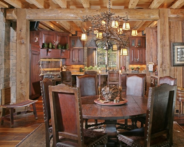 Foto di un'ampia sala da pranzo aperta verso la cucina tradizionale con pareti marroni, parquet scuro, nessun camino e pavimento marrone