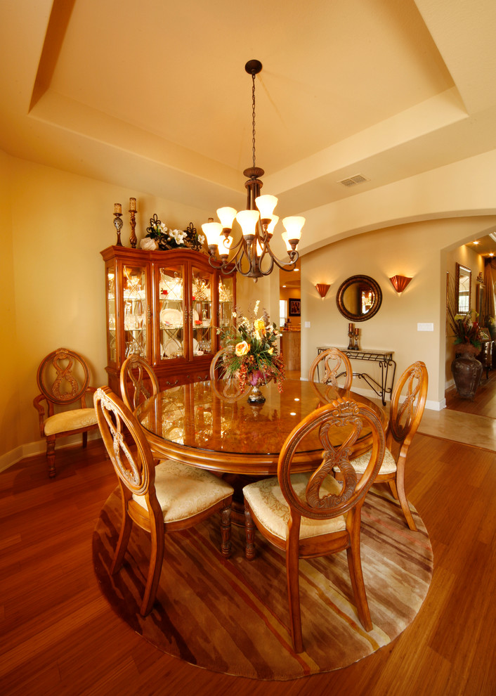 Réalisation d'une salle à manger tradition fermée et de taille moyenne avec un mur beige et un sol en bois brun.