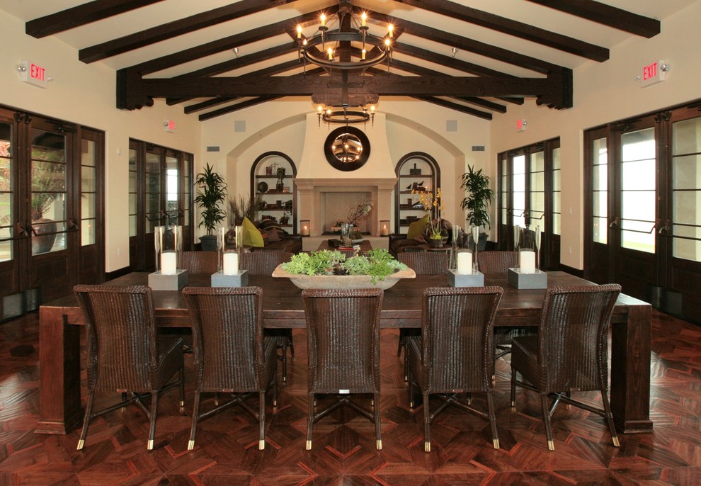 Exemple d'une grande salle à manger ouverte sur le salon méditerranéenne avec un sol en bois brun.