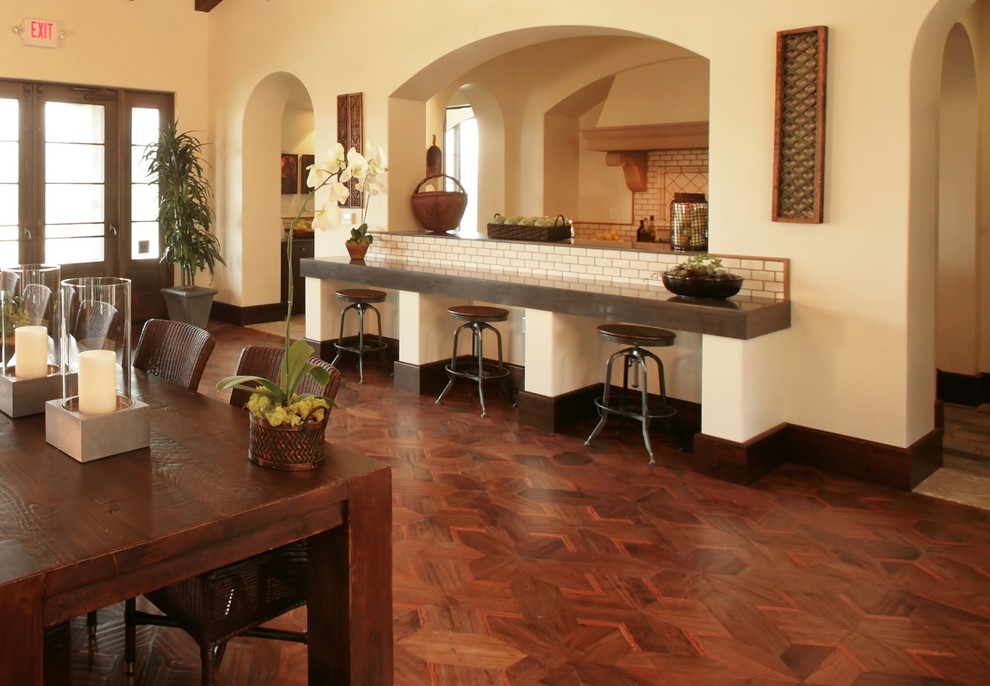 Ejemplo de comedor de cocina mediterráneo grande con suelo de madera en tonos medios