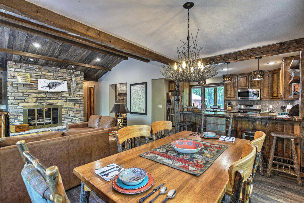 Idee per una piccola sala da pranzo aperta verso la cucina stile rurale con pareti beige, pavimento in vinile e pavimento marrone