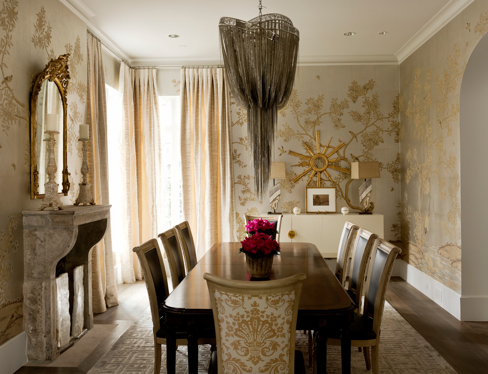 Immagine di una sala da pranzo classica chiusa con pareti multicolore, parquet scuro e camino classico