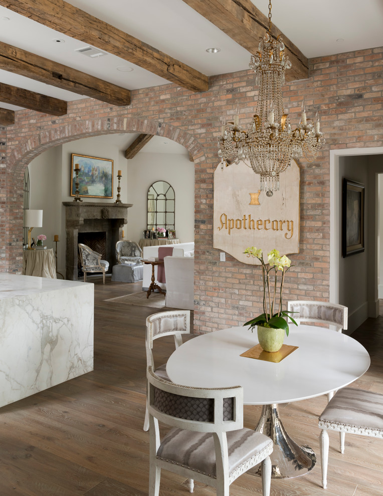 Inspiration pour une salle à manger ouverte sur la cuisine de taille moyenne avec parquet foncé, un mur beige, aucune cheminée et un sol beige.