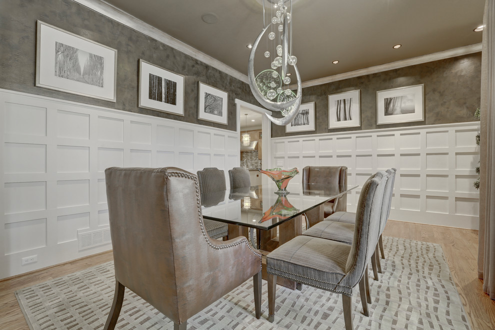 Esempio di una sala da pranzo aperta verso il soggiorno classica di medie dimensioni con pareti grigie, parquet chiaro, nessun camino e pavimento beige