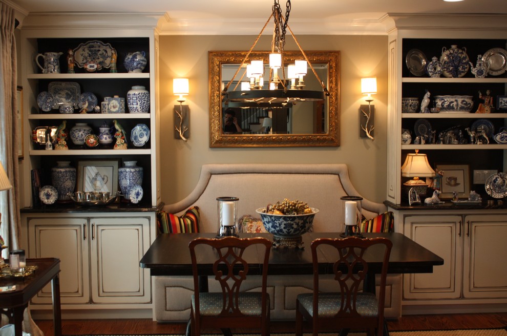 Imagen de comedor de cocina clásico grande con paredes beige y suelo de madera en tonos medios