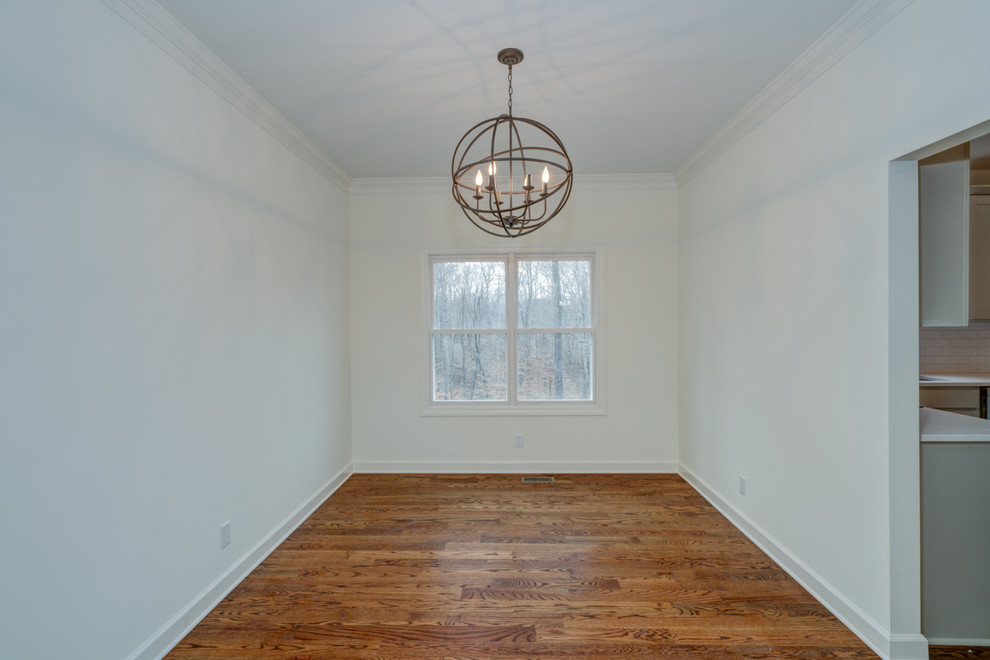 Esempio di una sala da pranzo classica chiusa e di medie dimensioni con pareti bianche e pavimento in legno massello medio