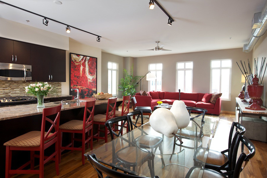 Foto di una sala da pranzo aperta verso la cucina design di medie dimensioni con pareti beige, pavimento in legno massello medio e nessun camino