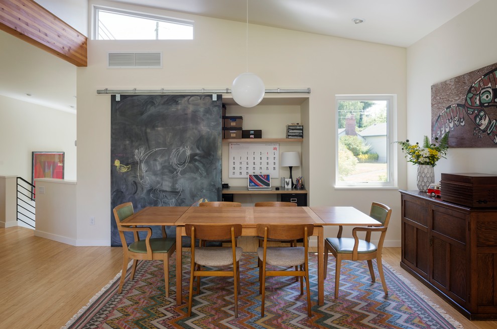 Inspiration pour une salle à manger vintage avec un sol en bois brun et éclairage.