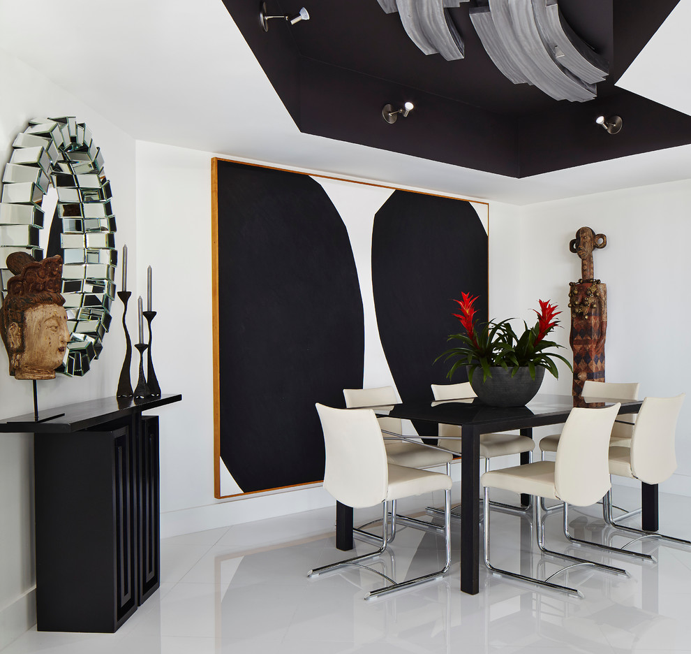 Ispirazione per una grande sala da pranzo aperta verso il soggiorno minimalista con pareti bianche e pavimento con piastrelle in ceramica