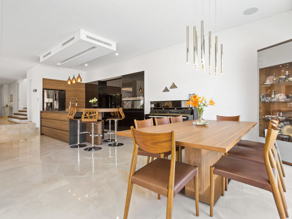 Свежая идея для дизайна: кухня-столовая в современном стиле с белыми стенами и бежевым полом без камина - отличное фото интерьера