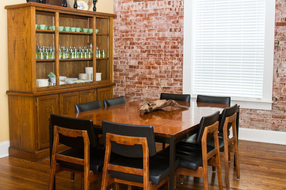 Inspiration pour une salle à manger bohème fermée et de taille moyenne avec un mur jaune et un sol en bois brun.
