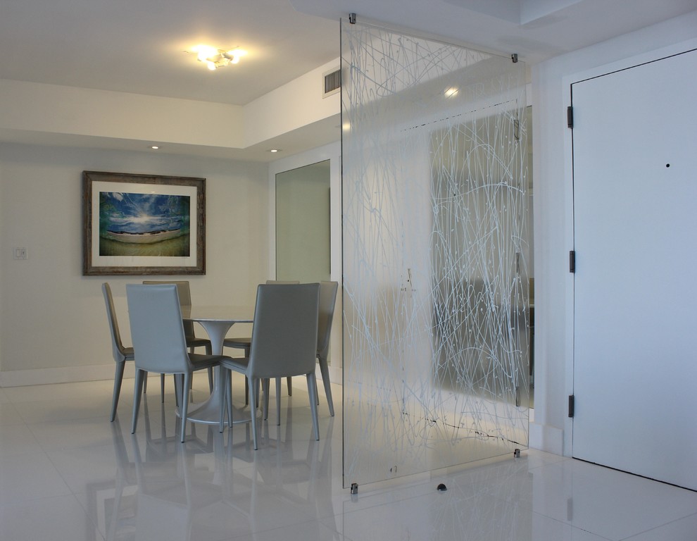 Immagine di una sala da pranzo aperta verso il soggiorno moderna di medie dimensioni con pareti bianche e pavimento in gres porcellanato