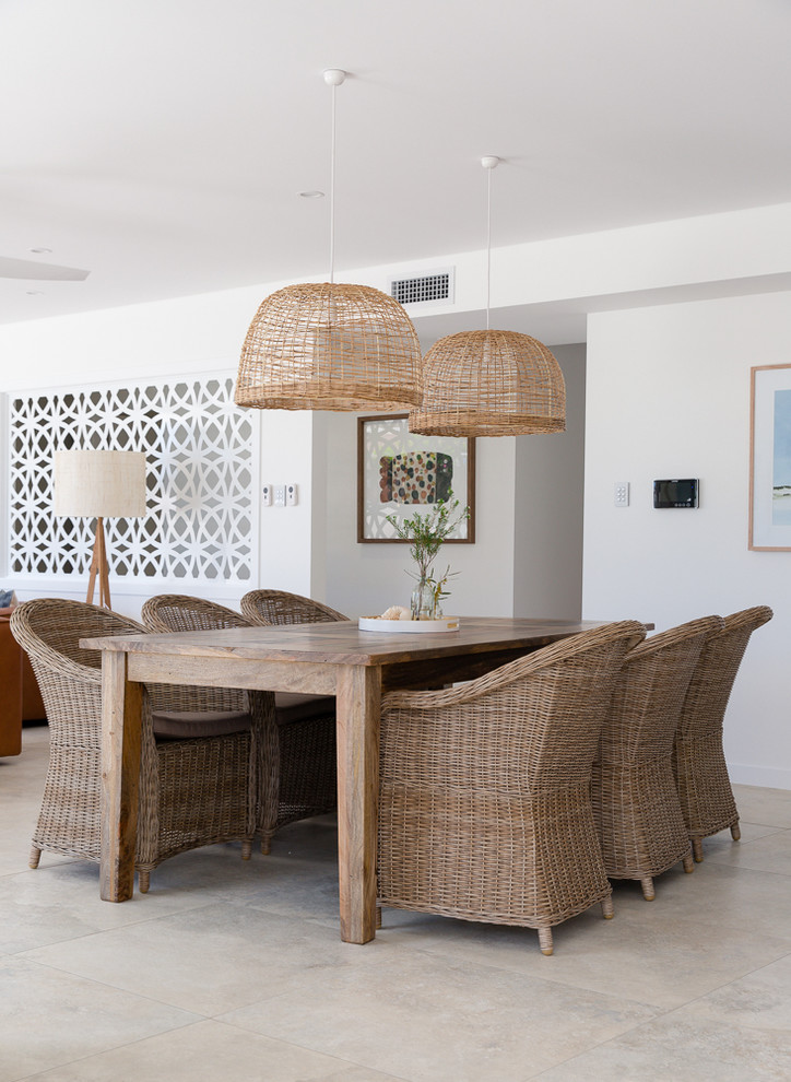 Immagine di una piccola sala da pranzo stile marinaro con pareti bianche e pavimento con piastrelle in ceramica