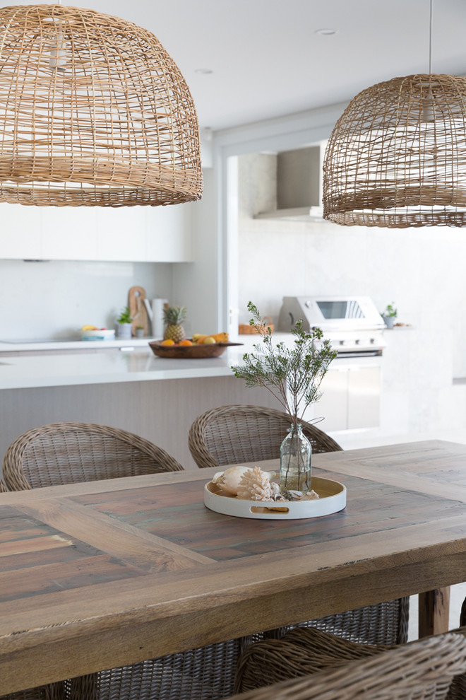 Immagine di una piccola sala da pranzo aperta verso la cucina moderna con pareti bianche e pavimento con piastrelle in ceramica
