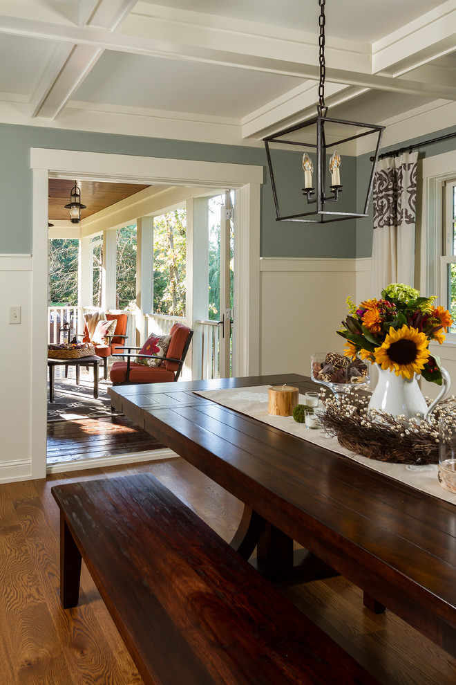 Источник вдохновения для домашнего уюта: большая отдельная столовая в классическом стиле с синими стенами, паркетным полом среднего тона и коричневым полом без камина