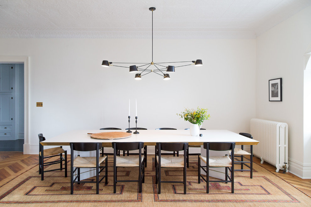 Ispirazione per una sala da pranzo vittoriana chiusa con pareti bianche e pavimento in legno massello medio