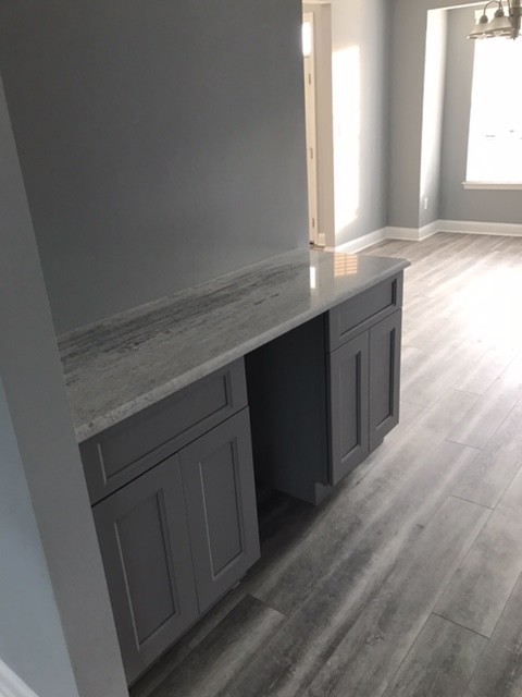 Offenes, Großes Landhausstil Esszimmer ohne Kamin mit Vinylboden, grauem Boden und grauer Wandfarbe in Philadelphia