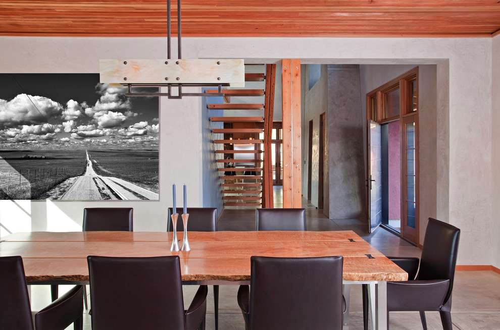 На фото: большая столовая в стиле лофт с бетонным полом, серыми стенами и серым полом без камина с